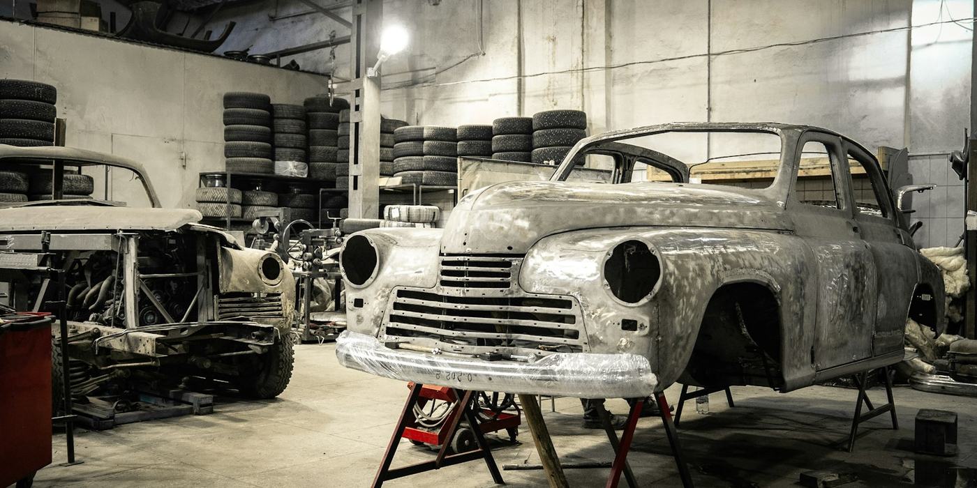 Caisse d'une voiture ancienne en restauration